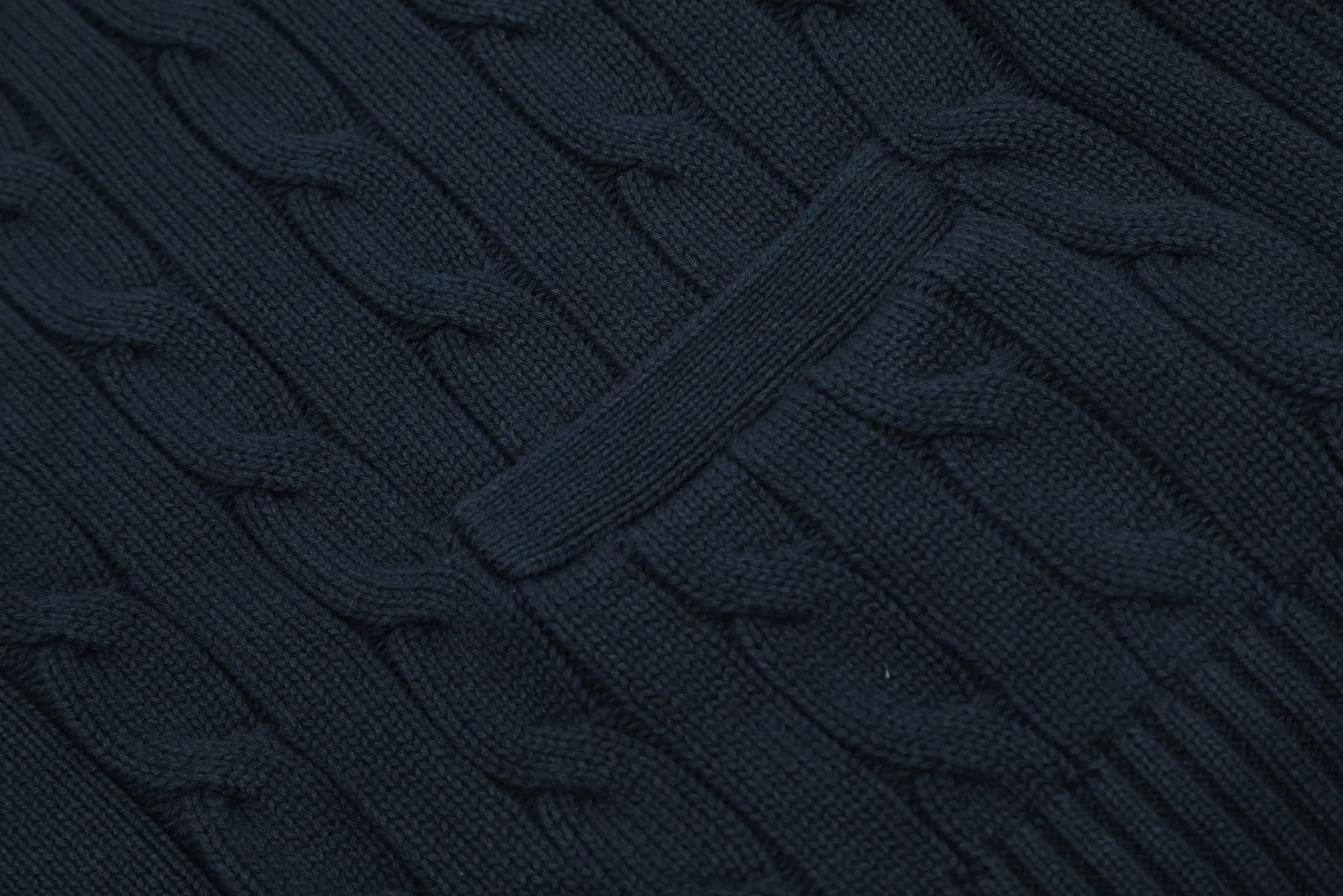🅿️270 "Top quality" Style number: DS013# [Ralph Lauren V-neck solid color pony embroidered logo twist knitted cardigan] ✅Ralph Lauren classic basic versatile all-season couple knitted cardigan jacket ✅Main supplier platform live broadcast Wholesale entity Replacement if out of stock No removal from shelves ✅ZP quality 1:1 version Scan the code to enter the GF website Counter quality ✅Detailed quality The only one in Guangzhou Imported quality cotton yarn Focusing on high-end, cost-effective, good quality, needless to say. ✅The version is restored to the original. The maximum size can be worn up to 200 pounds. Loose, comfortable and stress-free. ✅The upper body is simple and easy to match. A must-have for ootd. Good-looking clothes are never picky. A must-have for couples with the same style. Size: S-XL. Color: black, navy, off-white, gray, light blue, khaki.